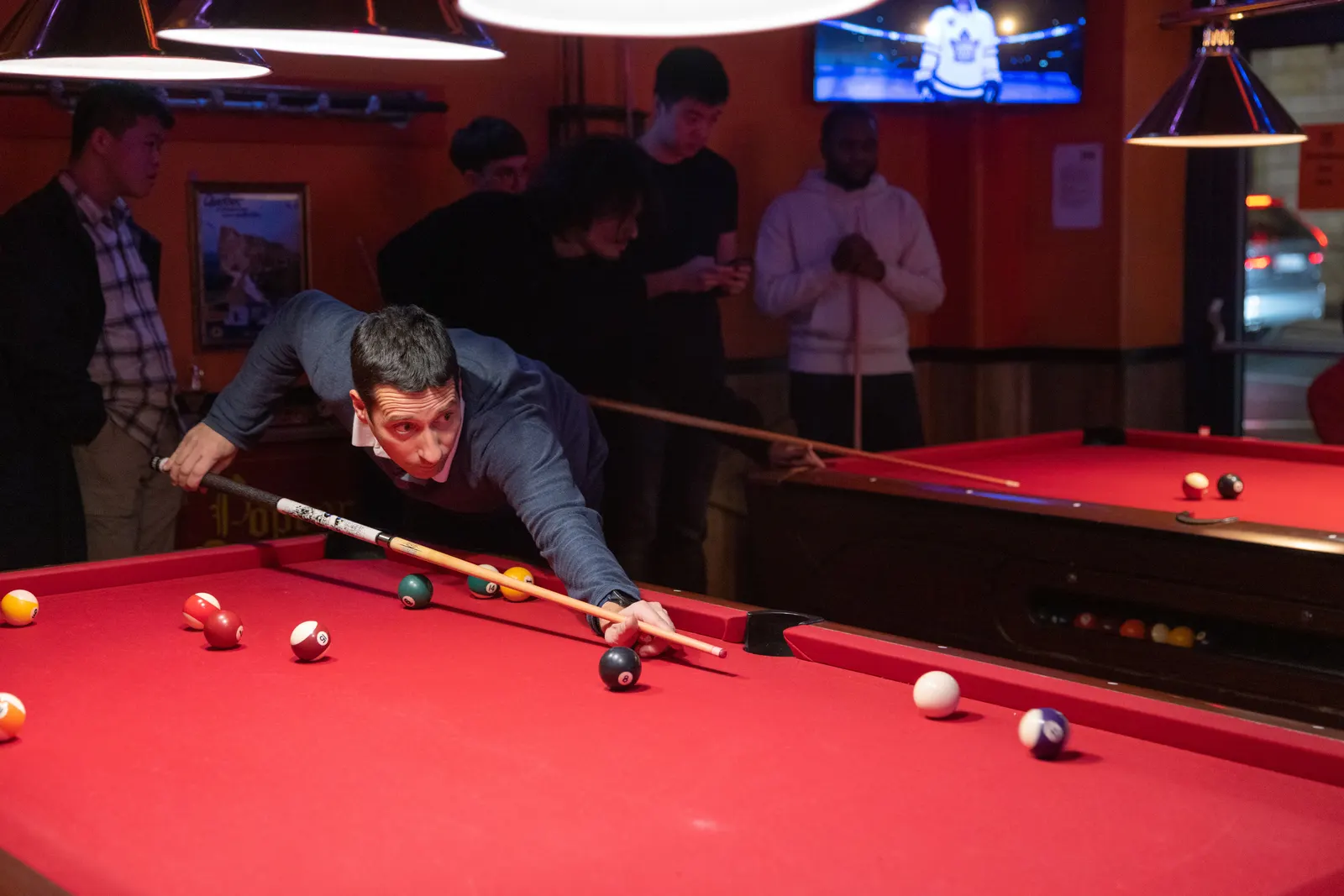Partie de billard sur une table rouge