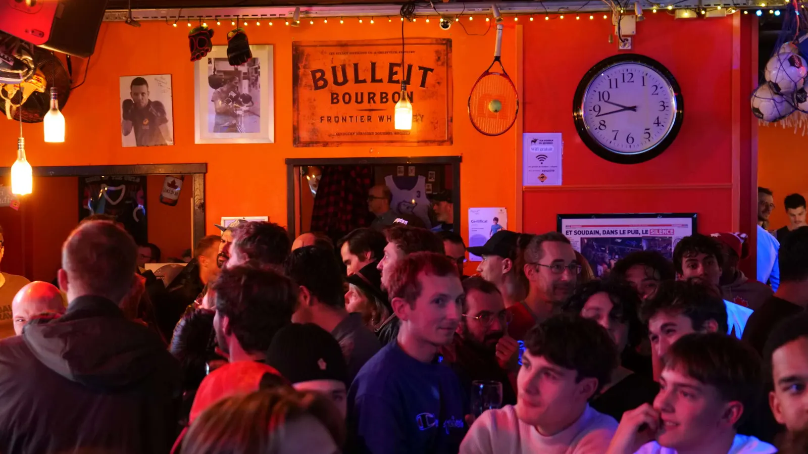 Supporters regardant un match de hockey au pub