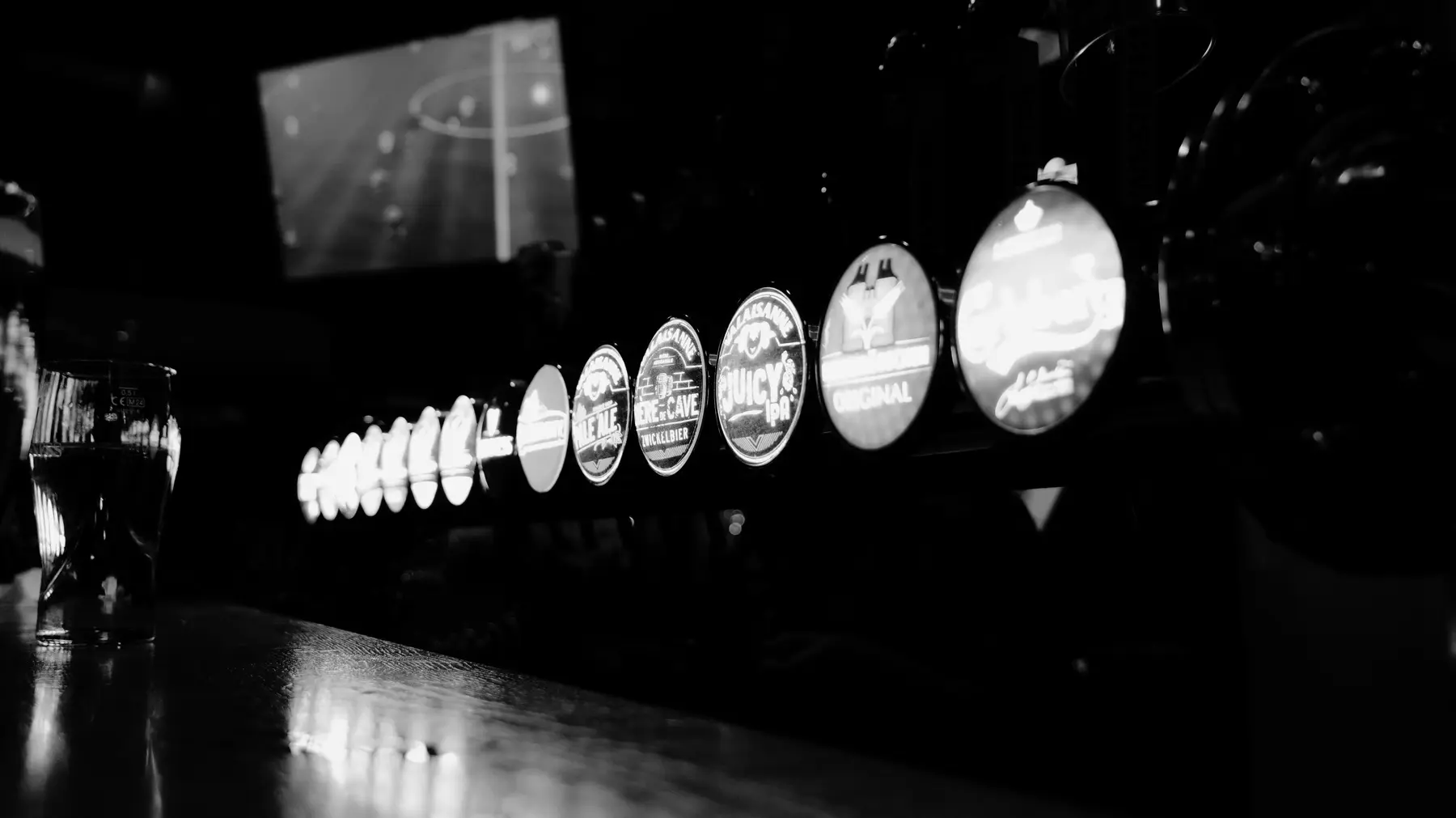 Rangée de tireuses à bière au comptoir